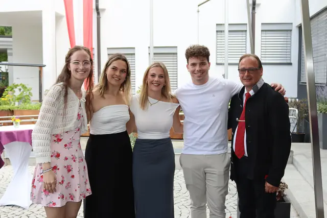 Das Team Tirol für die AustrianSkills 2025, von links: Selina Narr (Hotel Mallaun, See), Miriam Gomig (Gradonna Mountain Resort), Katharina Hochkogler (Schlosshotel Kitzbühel), Lukas Pieler (selbstständig) und Peter Maitz, der Ausbildungsreferent der WK Tirol für Hotellerie und Gastronomie. Es fehlen: Samuel Jordan (Naturhotel Waldklause) und Leon Gunselmann (Hotel Der Engel).  | Foto: Elisabeth Zangerl