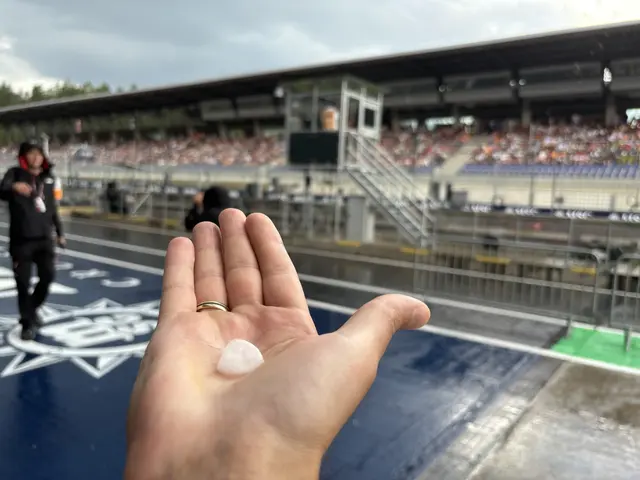 Hagel gab es kurz vor dem Public Pit Lane Walk in Spielberg. | Foto: Ripu