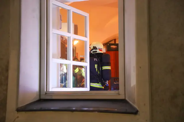 Feueralarm in der Pollheimerstraße in Wels – dort begannen Transparente, die in Kartons in einem Regal über Lampen gelagert worden waren, zu brennen.