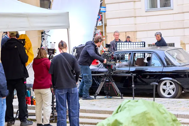 Zurzeit finden in der Stadt Dreharbeiten für einen "Netflix"-Hit statt.  | Foto: Starpix / picturedesk.com