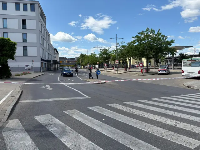 Am Bahnhof Wiener Naustadt herrscht Bombenalarm. Das Gelände ist weitläufig abgesperrt. | Foto: Sascha Trimmel