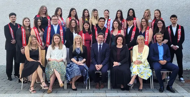 Klasse 3AS

1. Reihe von links: Manuela Klaushofer, Laura Vogl, Christina Paul, Direktor Dominik Gaheis, Nicole Atzlesberger, Elke Haidinger, Christian Brunner

2. Reihe von links: Bedirhan Kanat, Elsa Cikaqi, Boglarka Somogyi, Lorenz Heiglauer, Lara Obermair, Medine Yigit, Saidtahlut Jamshiri, Leonie Leitner, Derian Godean, Lena Pointinger, Lara Klampfer, Selman Cikaqi

3. Reihe von links	Karla Hofer, Lea Rosenberger, Igballe Hajredini, Fatime Kryeziu, Alina Kehrer, Ajlin Gashi, Jana Lehner, Arjana Berisha, Nikola Vincourek, Anika Eisenführer

Ausgezeichneter Erfolg: Anika Eisenführer, Ajlin Gashi, Lara Klampfer, Nikola Vincourek

Guter Erfolg: Igballe Hajredini, Lorenz Heiglauer, Medine Yigit	 | Foto: BHAK/BHAS Eferding