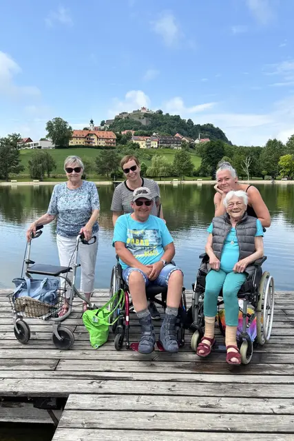Naturgenuss pur: Bewohnerin Christine Oszko, Mitarbeiterin Rosemarie Weicher, Bewohner Hans Aspeck, Mitarbeiterin Ines Greiner und Bewohnerin Gertrude Theissl  (v.l.n.r.) | Foto: Senecura