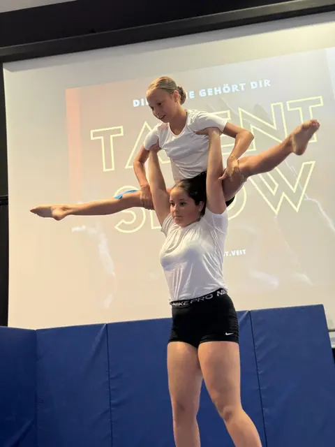 Akrobatische Einlagen wurden ebenso gezeigt... | Foto: BG/BRG St. Veit