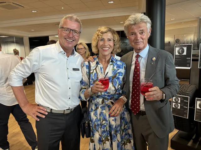 Geschäftsführer Herbert Pirker mit Eiskönig Charly Temmel und Gattin. | Foto: Brigitte Gady