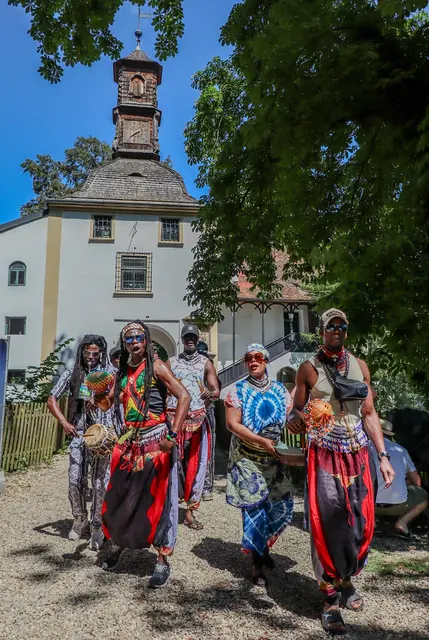 Afrikanische Bands sorgen für den idealen Rhythmus. | Foto: d.medien
