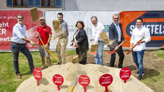Glasfaser in Gratwein-Straßengel: Obwohl die Bauarbeiten bereits vor einigen Wochen angelaufen sind, wurde nun auch offiziell der symbolische Spatenstich vollzogen. | Foto: Rene Vidalli/öGIG