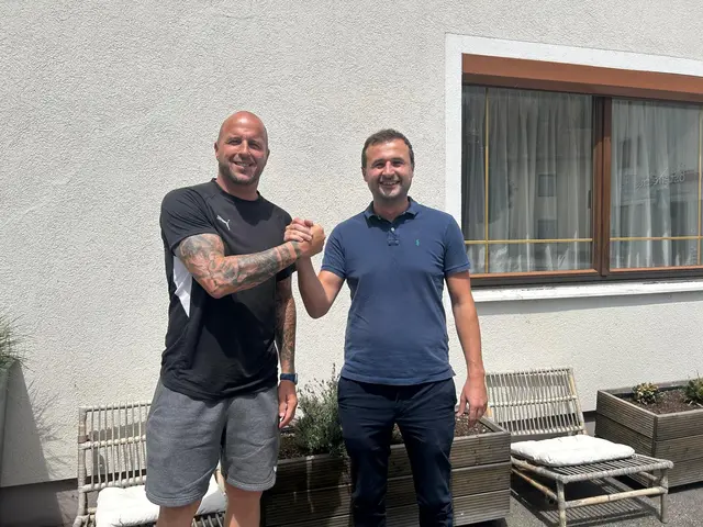 Ex-SVR-Torhüter Andreas Michl (45) mit Daniel Peer, dem sportlichen Leiter der USV Neuhofen.  | Foto: Privat