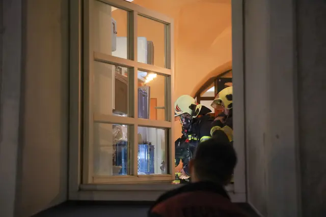 Feueralarm in der Pollheimerstraße in Wels – dort begannen Transparente, die in Kartons in einem Regal über Lampen gelagert worden waren, zu brennen.