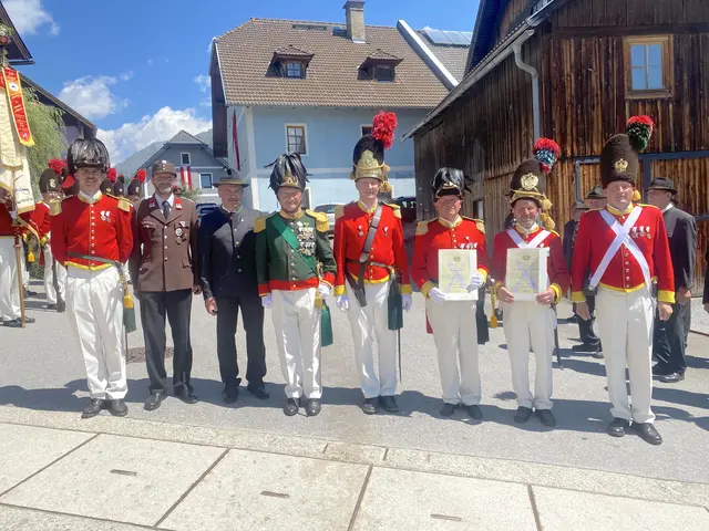 von links nach rechts:
Hauptmann Hannes Pertl, Vbgm. Georg Bogensperger, Bgm. Peter Perner, Obristleutnant Albert Planitzer, Fähnrich Robert Wieland, Oberleutnant Josef Jesner, Korporal Johann Sagmeister, Obmann Manfred Schröcker | Foto: Historische Schützenkompanie Lessach/ Margit Pertl