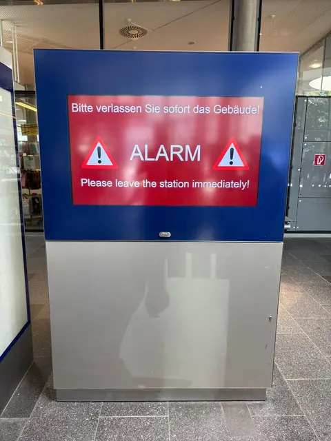 Der Bahnhof wird derzeiteit wegen einer Bombendrohung geräumt. | Foto: Sascha Trimmel