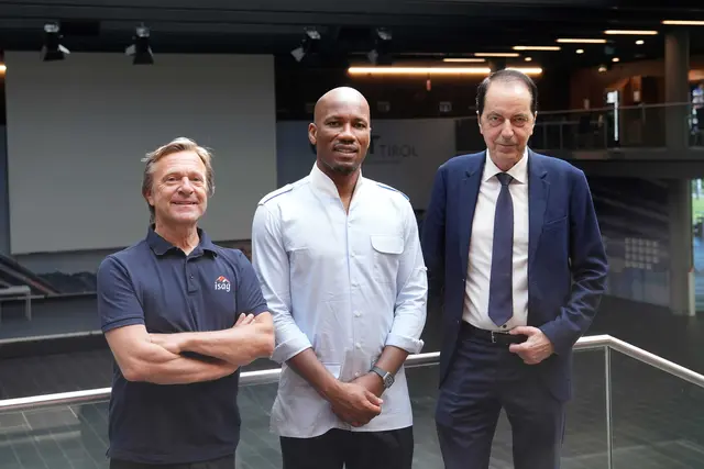 Wolfgang Schobersberger und Rektor Rudolf Steckel geben Fußballlegende Didier Drogba einen Einblick in die Tiroler Gesundheits- und Sportmedizin. | Foto: UMIT HALL