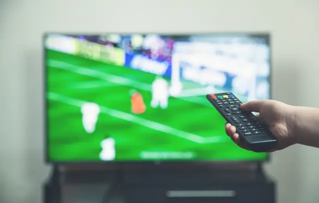 Die Fußball-EM 2025 der Frauen findet vom 2. bis 27. Juli in der Schweiz statt. Viele Spiele finden während der Arbeitszeiten statt. Darf man den Sport während der Arbeit schauen oder nicht? ÖGB-Arbeitsrechtsexperte Michael Trinko weiß die Antworten. | Foto: Shutterstock