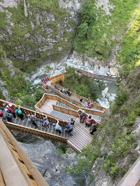 15 Kubikmeter Bauholz und 18.000 Tonnen Stahl wurden für die "Teufelsstiege" verarbeitet – den Klammbesuchern gefällts. | Foto: Sarah Braun