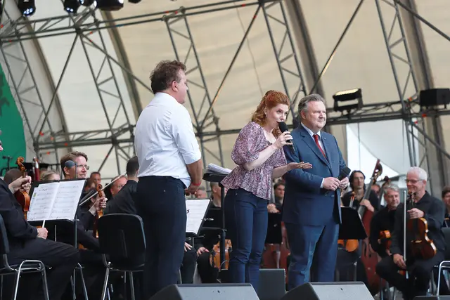 Foto: Bürgermeister Michael Ludwig und ORF-Kulturmoderatorin Teresa Vogl bei der Eröffnung vom Prater Picknick Konzert der Wiener Symphoniker Foto@Nicole Kawan