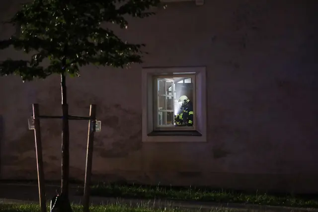 Feueralarm in der Pollheimerstraße in Wels – dort begannen Transparente, die in Kartons in einem Regal über Lampen gelagert worden waren, zu brennen.