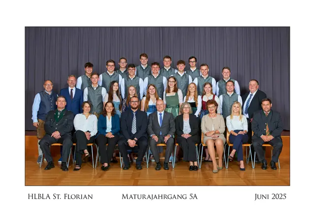 5A (Jahrgangsvorstand: Florian Wahl), v. l.: 1. Reihe vorne (sitzend): Alfred Neudorfer, Andrea Gornik, Maria Ganglbauer, Florian Wahl, Direktor Hubert Fachberger, Magdalena Müllner, Renate Henöckl-Zehetner, Sigrid Weilhartner, Armin Rogl.
2. Reihe: Werner Gumpinger, Hannes Hohensinner, Matthias Fimberger, Lina Mairhofer, Julia Mayr, Lina Kurzbauer, Caroline Penzinger, Angelika Söllrald, Anna Bindreiter, Markus Derflinger, Karl Luger. 
3. Reihe: David Schweighuber, Jakob Krause, Liam Marecek, David Schmidhuber, Veit Söllradl, Simon Pauzenberger, Florian Limberger.
4. Reihe: Florian Moosbauer, Sandro Kaukal, Matthias Baumgartner, Jakob Schützenhofer

 | Foto: HLBLA St. Florian