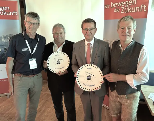 Erfolgreiche Tagung der OÖ Seilbahnen 2025 am Grünberg in Gmunden: Vorstandsdirektor der OÖ Seilbahn Holding Rupert Schiefer, Fachverbandsobmann Franz Hörl, Wirtschafts- und Tourismus-Landesrat Markus Achleitner, Helmut Holzinger, Vorstand Hinterstoder-Wurzeralm Bergbahnen AG.



Copyright Bild: OÖ Seilbahnen | Foto: OÖ Seilbahnen