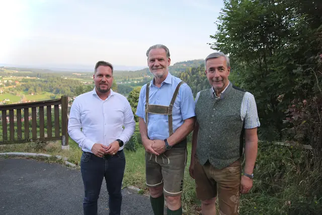 Im Buschenschank Jauk-Wieser trafen sich Klubobmann Marco Triller, der erste Landgtags-Präsident Gerald Deutschmann sowie Bundesrat und Bezirksparteiobmann Werner Gradwohl  (v.l.) | Foto: FPÖ Steiermark