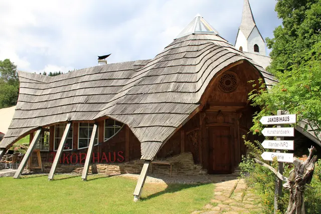 Soboth ist anders: Das Jakobihaus mit seinem geschwungenen Schindeldach ist seit 20 Jahren  Treffpunkt für Vereinsmitglieder und Gäste sowie Ausgangspunkt für Touren im Wanderdorf Soboth. | Foto: Josef Fürbass