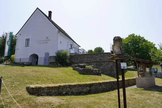 Das Tempelmuseum Frauenberg heute: Außen sind die Tempelanlagen freigelegt und gestaltet, innen tut sich immer wieder was Neues. | Foto: MeinBezirk/Simon Michl