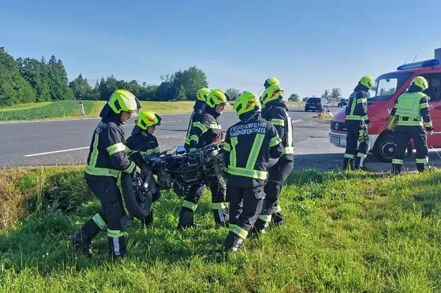Das beschädigte Moped wird geborgen. | Foto: FF Waidhofen/Thaya