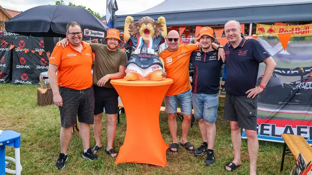 Die Holländer feiern. | Foto: Ripu