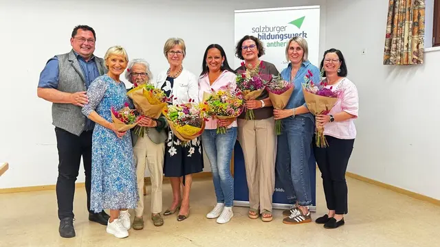 Im Bild (von links): Bürgermeister Alois Mühlbacher, Sonja Ottenbacher, die ehemalige Bildungswerkleiterin Frieda Aigner, Bezirksleiterin Christine Winkler, Bildungswerkleiterin Brigitte Schrödl, Barbara Binder, Patricia Wunsch und Nadine Mühlbacher. | Foto: Gemeinde Anthering