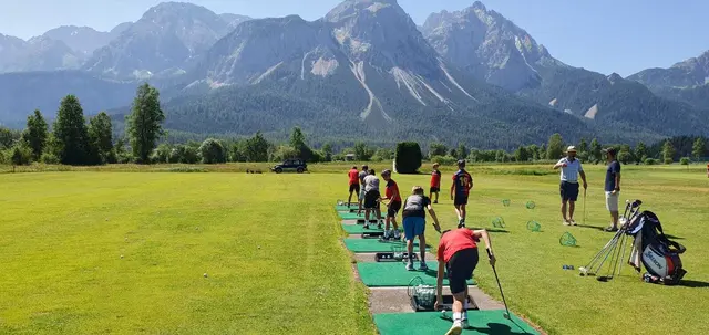 Die Schüler:innen hatten die Möglichkeit, Golfen auszuprobieren. | Foto: MSK Reutte