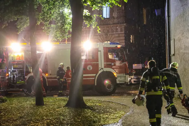 Feueralarm in der Pollheimerstraße in Wels – dort begannen Transparente, die in Kartons in einem Regal über Lampen gelagert worden waren, zu brennen.