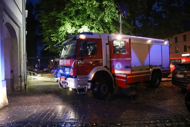 Feueralarm in der Pollheimerstraße in Wels – dort begannen Transparente, die in Kartons in einem Regal über Lampen gelagert worden waren, zu brennen.