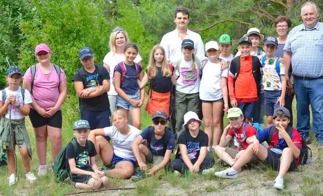 HINTEN - Pädagogin Judith Trethan, Dipl.-Ing. Michael Binder, Gf. Gemeinderätin Roswitha Ronge sowie Saft- und Weinbegleiter Walter Pernikl.
Die Schülerinnen und Schüler der 4. Klasse der Volksschule Nußdorf: 
MITTE – Stehend: Marlies, Annika, Noah, Amelie, Luise, Sophia, Isabel, Jonas, Jan, Sander, Maurice. 
VORNE - Sitzend: Maximilian, Annika, Julian, Lea, Gabriel, Noah. | Foto: Pernikl