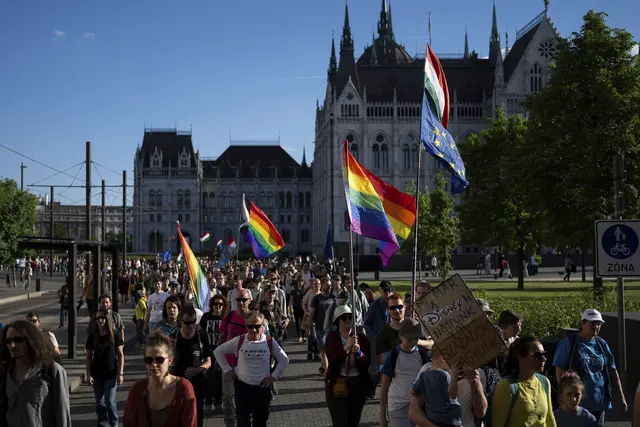 Am Samstag werden Menschen aus aller Welt trotz des Verbots an der Pride-Parade in Budapest teilnehmen. Aus Österreich kommen Personen aus der Politik, die den Drohungen Viktor Orbans trotzen. Ungarn kündigt indes hohe Strafen an.
 | Foto: Denes Erdos / AP / picturedesk.com
