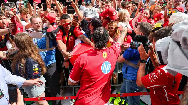Lewis Hamilton lockte die Massen - und einen Schuh - an. | Foto: Ripu