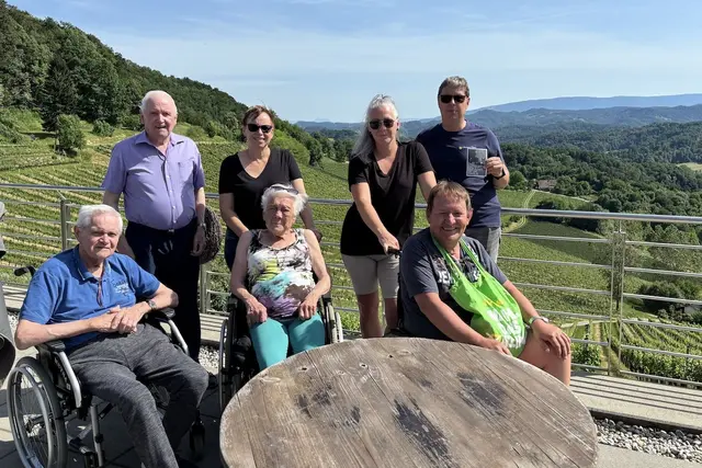 Gemeinsam unterwegs von Mureck nach Gamlitz: Bewohner Josef Kindlhofer und Franz Schaden, Mitarbeiterin Rosemarie Weicher, Bewohnerin Gertrude Theissl, Mitarbeiterin Ines Greiner, Bewohner Hans Aspeck und Fahrer Wolfgnag Schweigler (v.l.n.r.) | Foto: Senecura