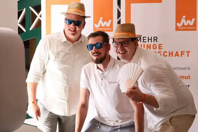 Martin Burner, Simon Paschinger und Michel Kirchberger machten zusammen ein Bild in der Fotobox. | Foto: MeinBezirk