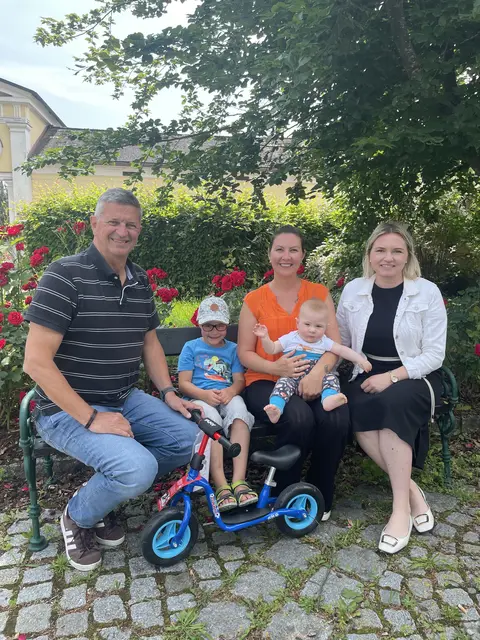 LAbg. Astrid Zehetmair und Bgm. Christian Steiner bei der Laufradübergabe an eine Schartner Familie. | Foto: ÖVP Bezirk Eferding