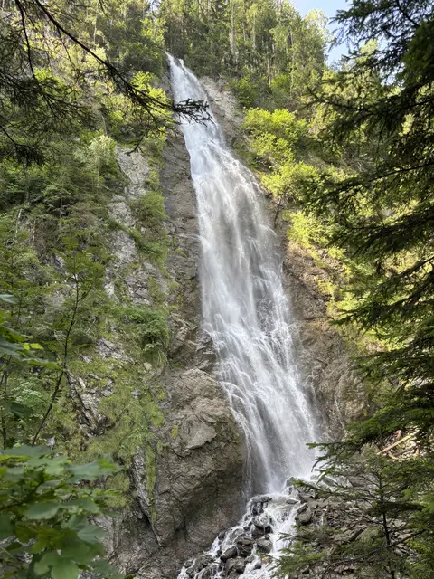 Dieser Wasserfall "begrüß" die Klammbesucher gleich zu Beginn mit einer feinen Abkühlung. | Foto: Sarah Braun