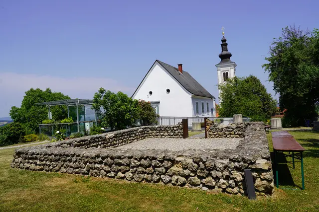 Das Tempelmuseum und dahinter die Wallfahrtskirche am Frauenberg | Foto: MeinBezirk/Simon Michl