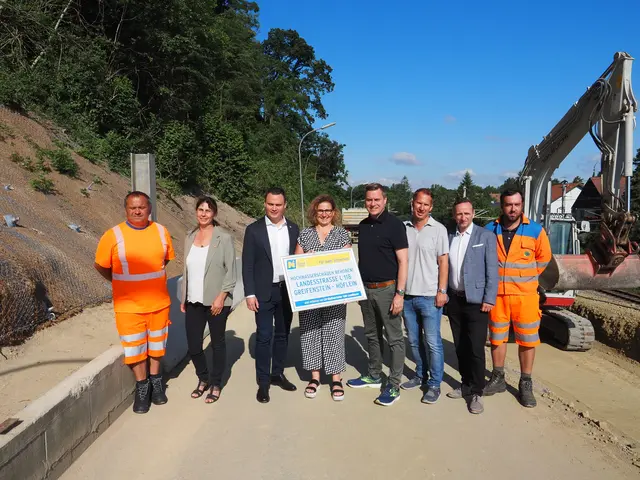 Gerhard Fleischmann (Straßenmeisterei Tulln), Helga Fucac (Ortsvorsteherin Höflein an der Donau, ÖVP), Landtagsabgeordneter Andreas Bors (in Vertretung von LH-Stellvertreter Udo Landbauer, FPÖ), Bürgermeisterin Susanna Kittinger (Marktgemeinde St. Andrä-Wördern, ÖVP), der Klosterneuburger Bürgermeister und Landtagsabgeordneter Christoph Kaufmann, (ÖVP), Michael Bamberger (NÖ Straßendienst, Leiter der Straßenmeisterei Tulln), Harald Kaufmann (NÖ Straßendienst, Leiter der Straßenbauabteilung Tulln) und Roman Rauchberger (Straßenmeisterei Tulln) | Foto: NÖ-Straßendienst