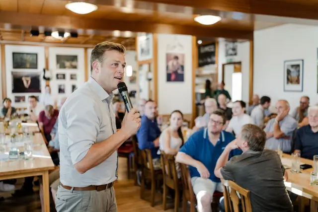 Grünen-Chef Stefan Kaineder beim Wirt in Spaching in Waizenkirchen. | Foto: Grüne OÖ