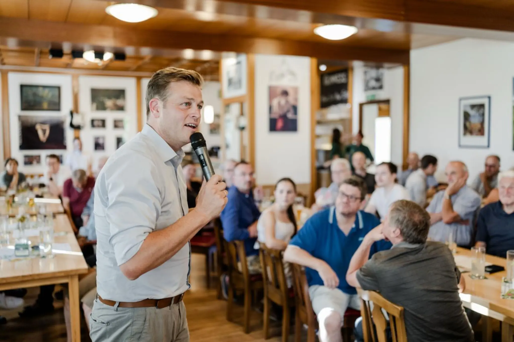In Waizenkirchen: Kaineder invited people to a pub discussion - | ...