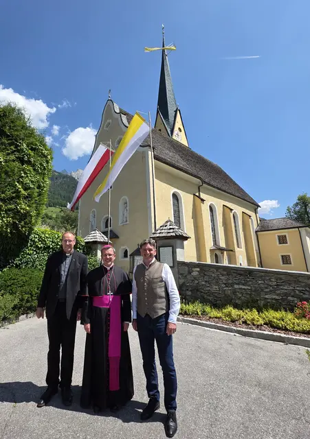 Der Virger Pfarrer Siegmund Bichler mit Weihbischof Johannes Freitag und Bürgermeister Dietmar Ruggenthaler.
 | Foto: Gemeinde Virgen