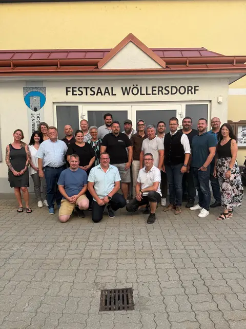 (v.l.n.r.): GR Pamela Zezula-Dettmann, GR Claudia Schmidt, GR Petra Meitz, GR Josef Binder, GR Wolfgang Gaupmann, GR Barbara Haas, gf GR Philipp Palotay, gf. GR Ingrid Haiden, GR Bernhard Welles, OV Günther Kittler, GR Christian Grabenwöger, GR DI Paul Bittner, GR Andreas Agota, gf GR Matthias Ressl, Bgm Florian Pfaffelmaier, GR Roman Gräbner, GR OV Marcus Obermann, GR Martin Lobner, GR Romana Hütthaler
Knieend (v.l.n.r.): GR Peter Werbik, gf. GR Thomas Opavsky, GR Ing. Michael Kassan | Foto: Gemeinde