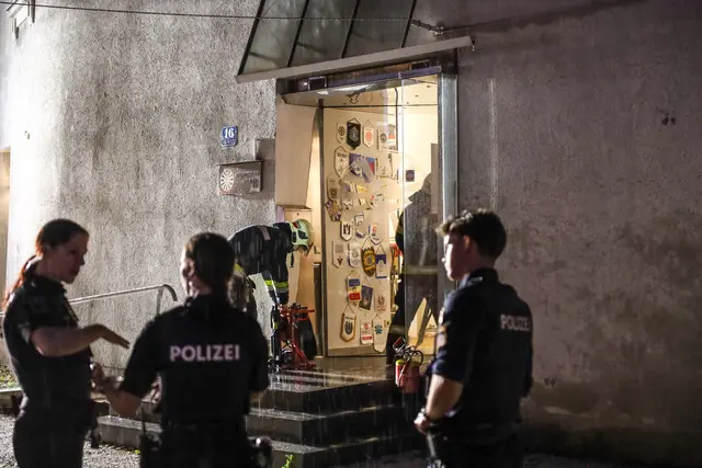 Feueralarm in der Pollheimerstraße in Wels – dort begannen Transparente, die in Kartons in einem Regal über Lampen gelagert worden waren, zu brennen.