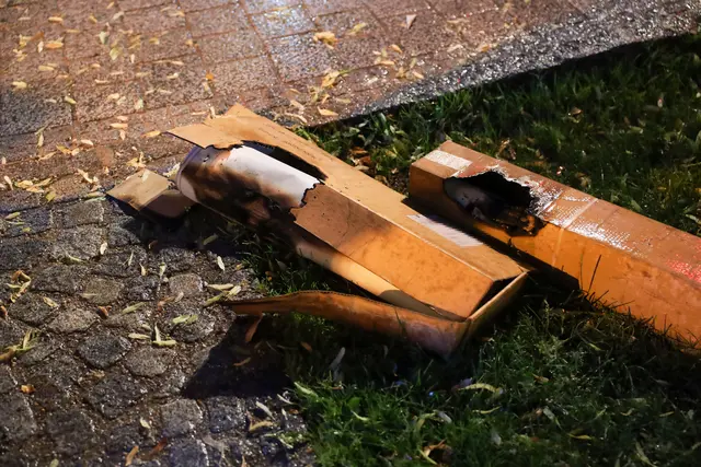 Feueralarm in der Pollheimerstraße in Wels – dort begannen Transparente, die in Kartons in einem Regal über Lampen gelagert worden waren, zu brennen.