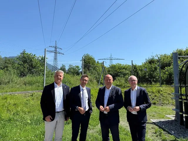 Die TINETZ-Geschäftsführer Thomas Rieder (li.) und Thomas Trattler (re.) freuen sich mit TIWAG-Vorstand Michael Kraxner und LH-Stv. Josef Geisler über den gelungenen Abschluss des wichtigen Infrastrukturprojekts. | Foto: TINETZ