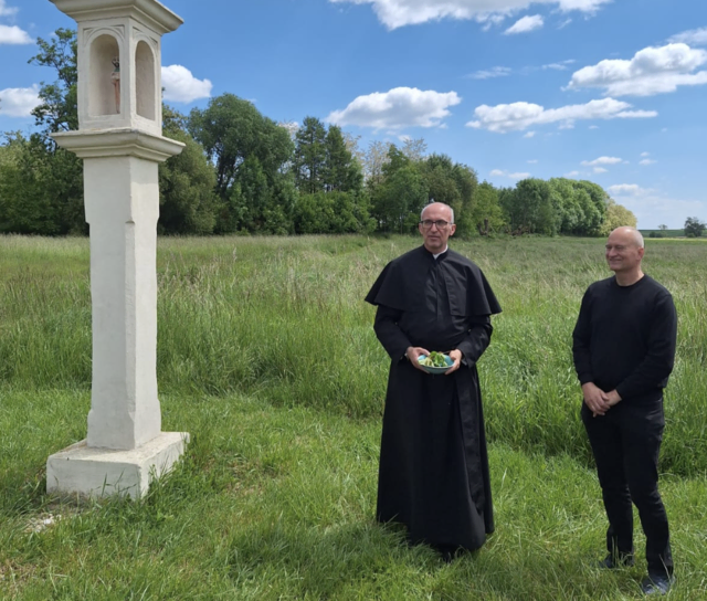 Die neue Franziskus-Statue, gefertigt von einem Herrgottsschnitzer aus Peru, fand nun ihren feierlichen Platz in Klein Reinprechtsdorf. | Foto: Andreas Jordan