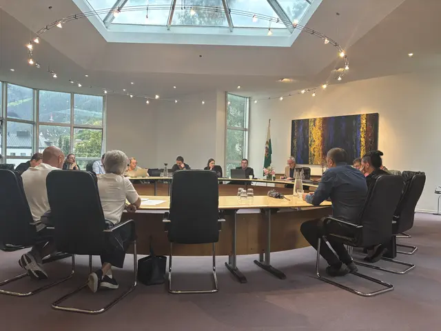 Der Landecker Gemeinderat bei seiner jüngsten Sitzung im Rathaus. | Foto: Seelos