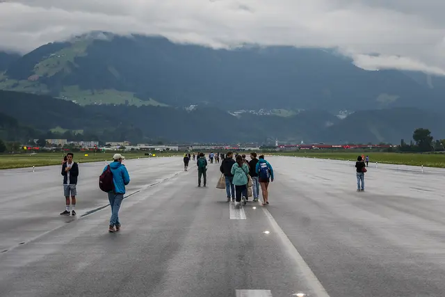 Ein Rundgang über die Startbahn  | Foto: Alexander Pauli 